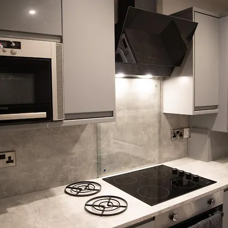 Holiday home 2 Bedroom With Free Parking Close To Leeds Centre *