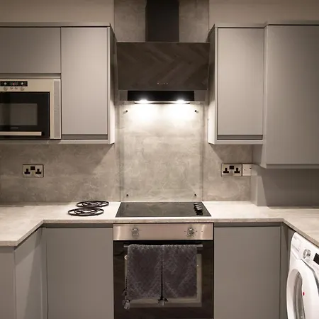 2 Bedroom With Free Parking Close To Leeds Centre *