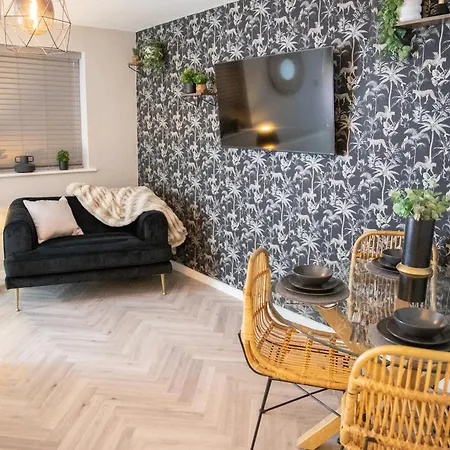 2 Bedroom With Free Parking Close To Centre *
